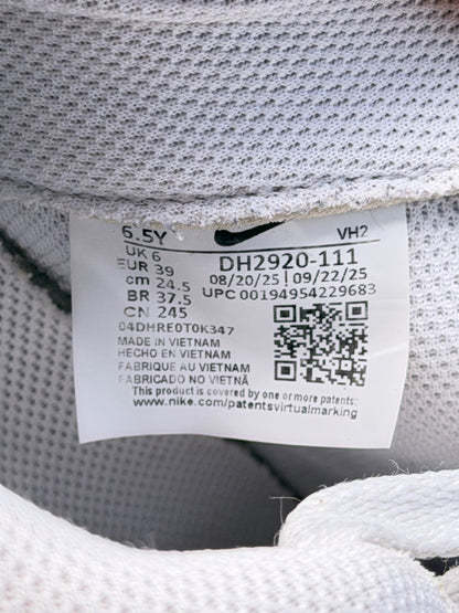 Nike Air Force 1 Low Triple White, buty sportowe damskie w bardzo dobrym stanie rozmiar 39, etykieta z kodem modelu DH2920-111