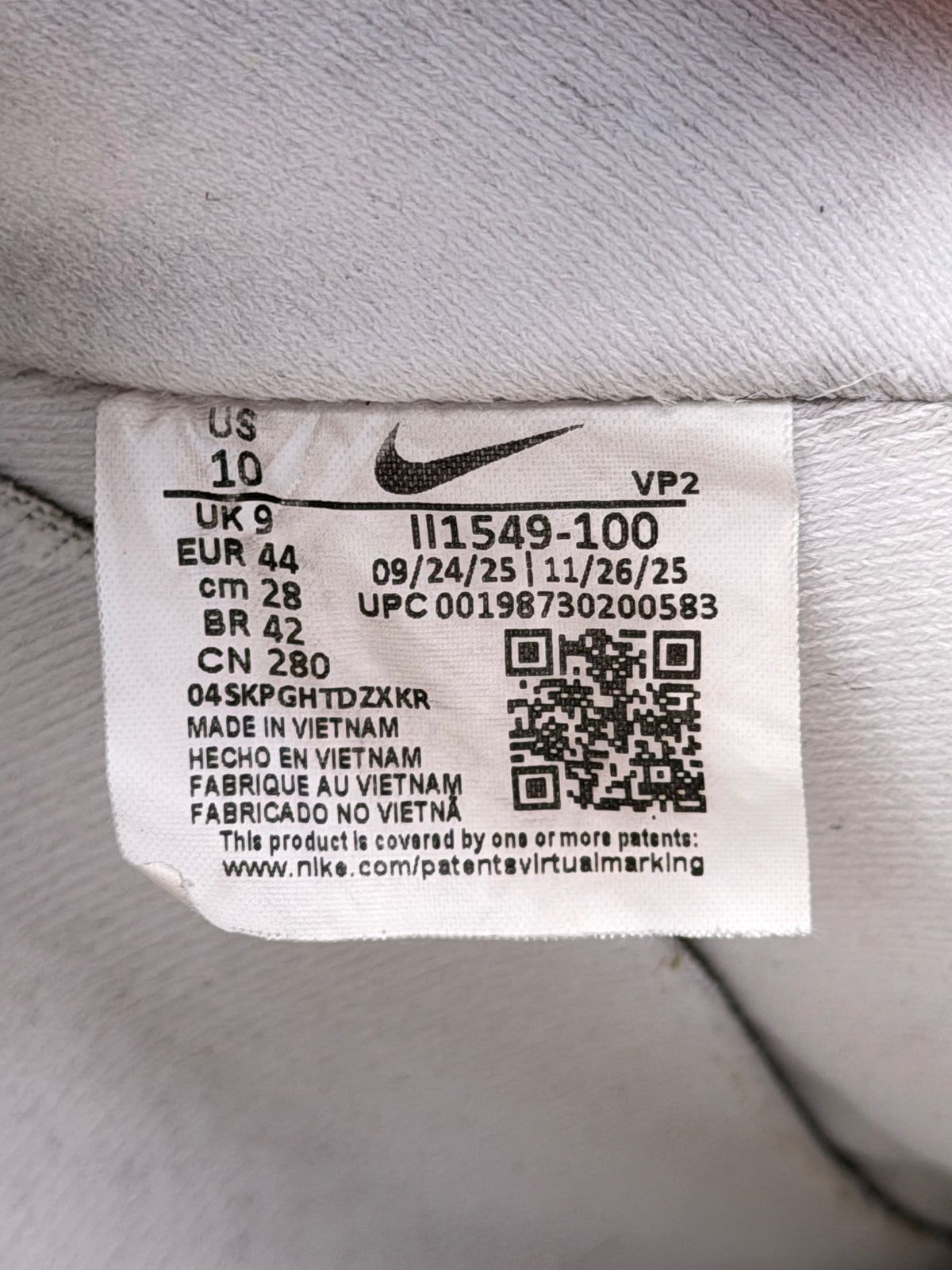 Nike Air Force 1 '07 LV8, buty sportowe męskie w bardzo dobrym stanie rozmiar 44, etykieta z kodem modelu II1549-100