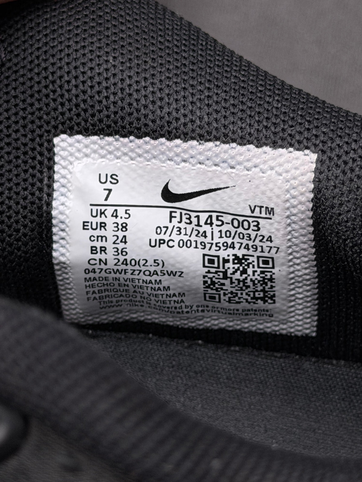 Nike Air Max DN, buty sportowe damskie w bardzo dobrym stanie rozmiar 38, etykieta z kodem modelu FJ3145-003