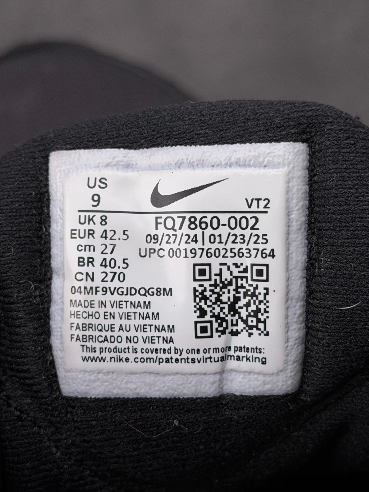 Nike Air Max DN8 Triple Black, buty sportowe męskie w bardzo dobrym stanie rozmiar 42.5, etykieta z kodem modelu FQ7860-002
