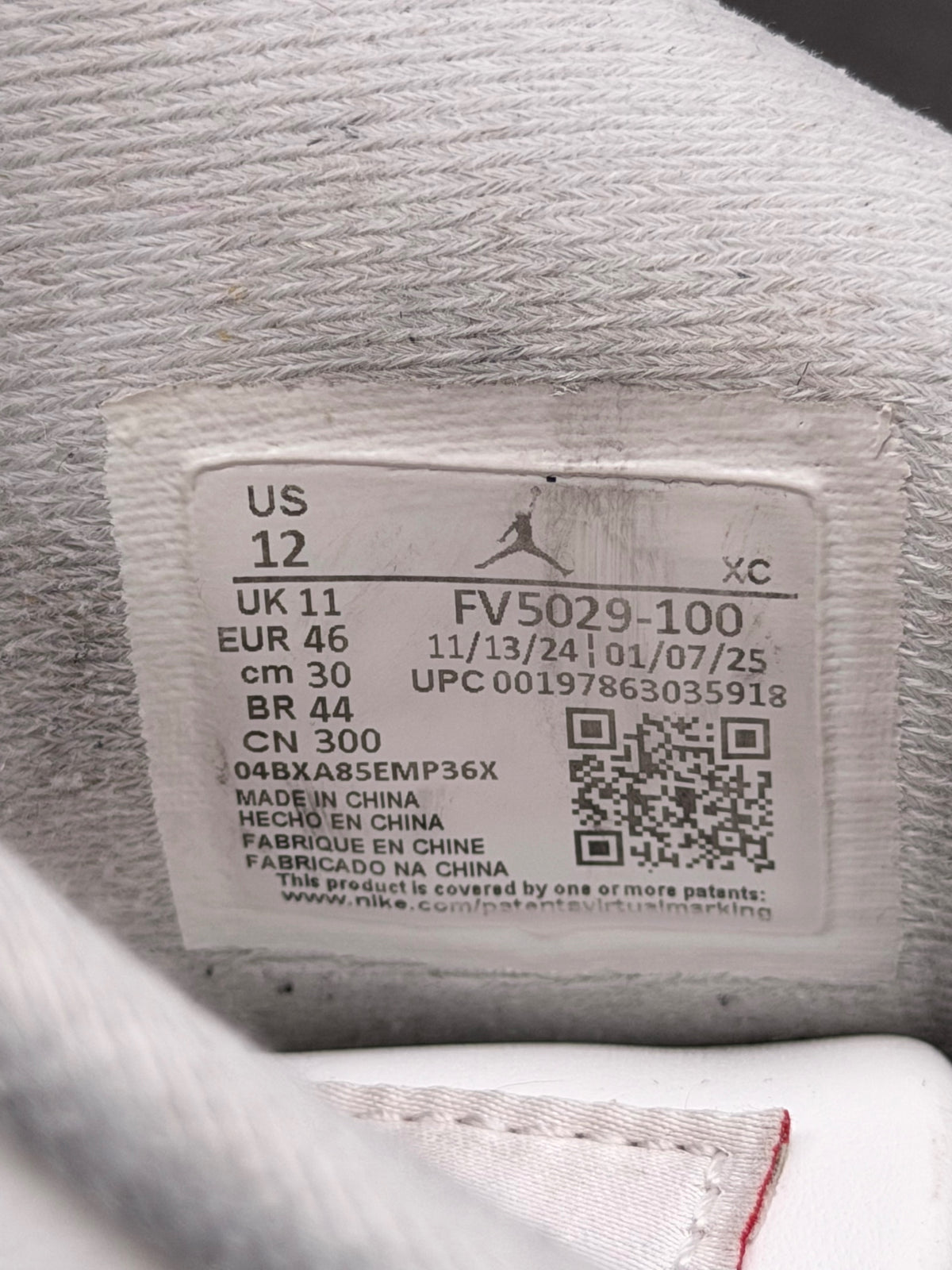Nike Air Jordan 4 White Cement, buty sportowe męskie w bardzo dobrym stanie rozmiar 46, etykieta z kodem modelu FV5029-100