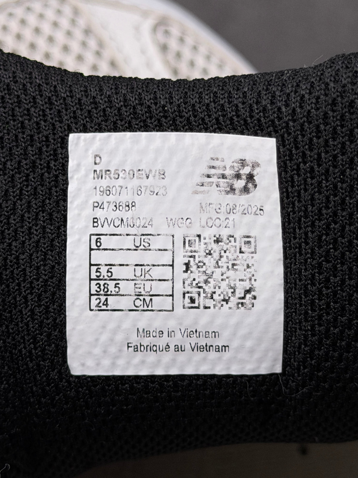 New Balance 530, buty sportowe damskie w bardzo dobrym stanie rozmiar 38.5, etykieta z kodem modelu MR530EWB