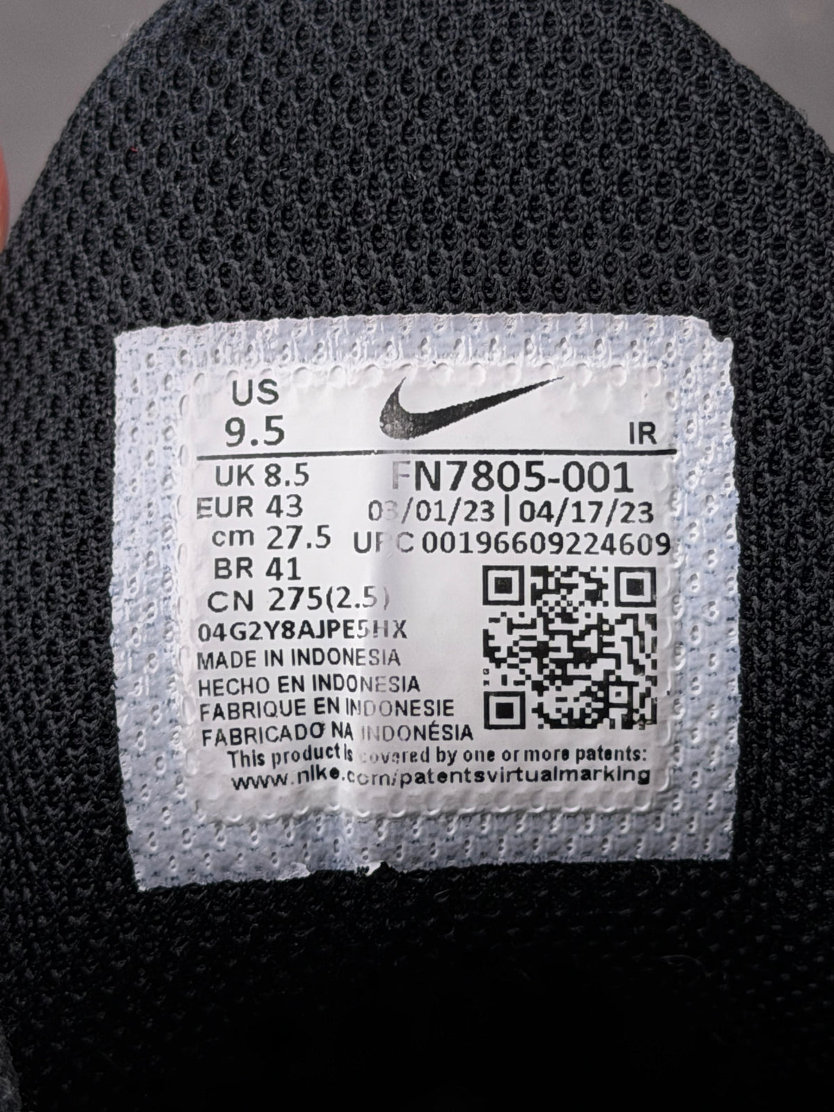 Nike Air Max Plus Spider-Man, buty sportowe męskie w dobrym stanie rozmiar 43, etykieta z kodem modelu FN7805-001