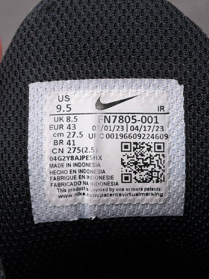 Nike Air Max Plus Spider-Man, buty sportowe męskie w dobrym stanie rozmiar 43, etykieta z kodem modelu FN7805-001