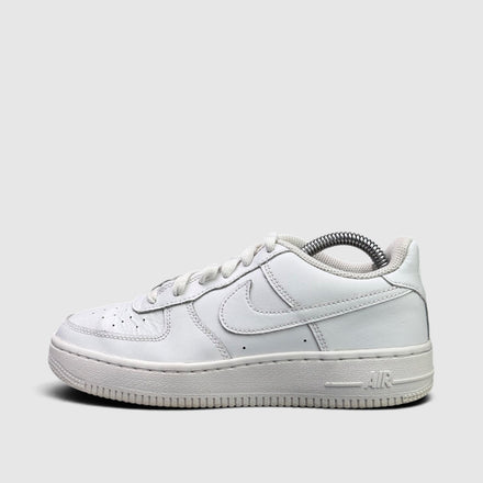 Nike Air Force 1 Low Triple White, buty sportowe damskie w bardzo dobrym stanie rozmiar 36.5, boczny profil, lewa strona