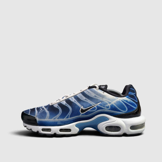Nike Air Max Plus (TN) Light Photography Blue, buty sportowe męskie w bardzo dobrym stanie rozmiar 45.5, boczny profil, lewa strona