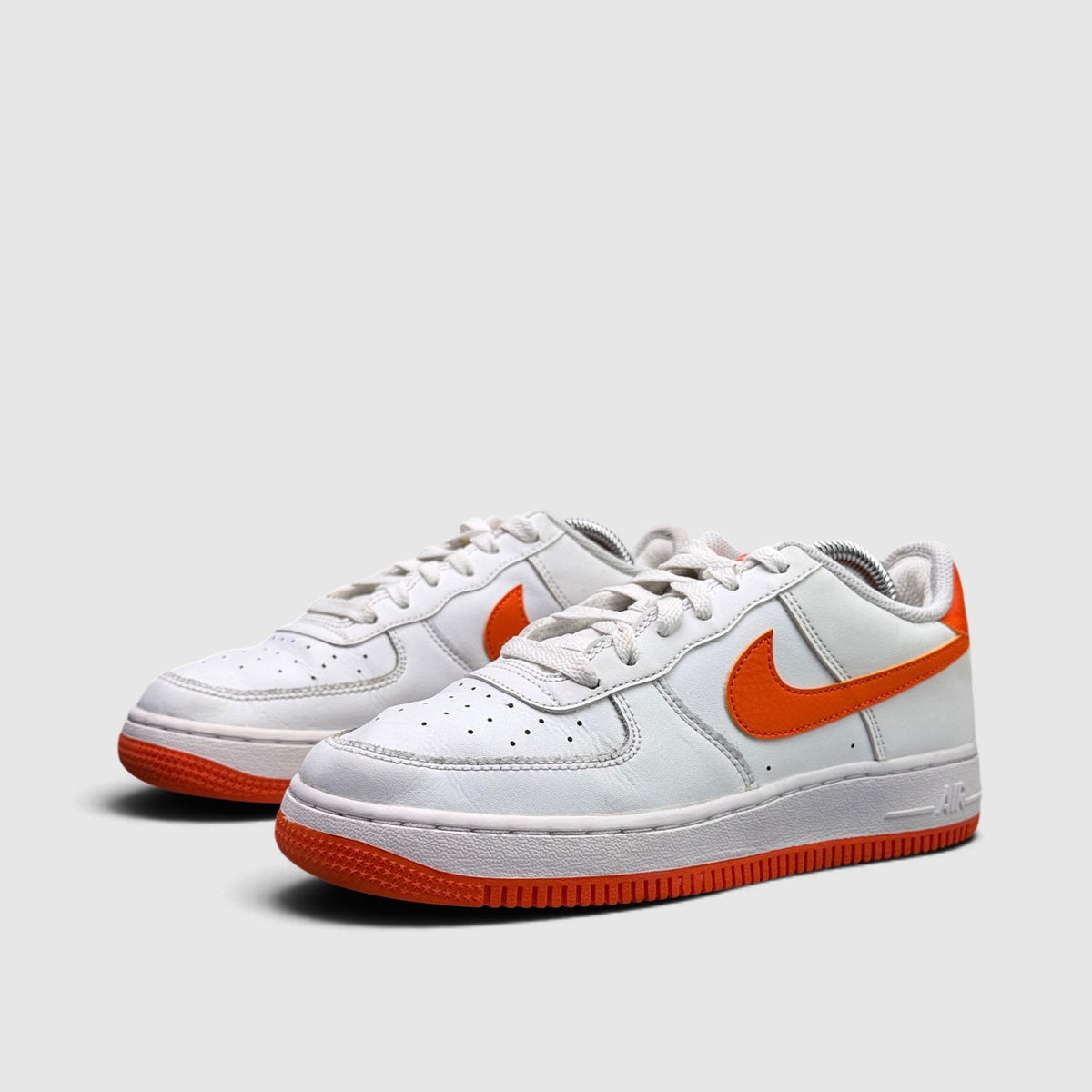 Nike Air Force 1 Low White Safety Orange, buty sportowe damskie w bardzo dobrym stanie rozmiar 38, para butów