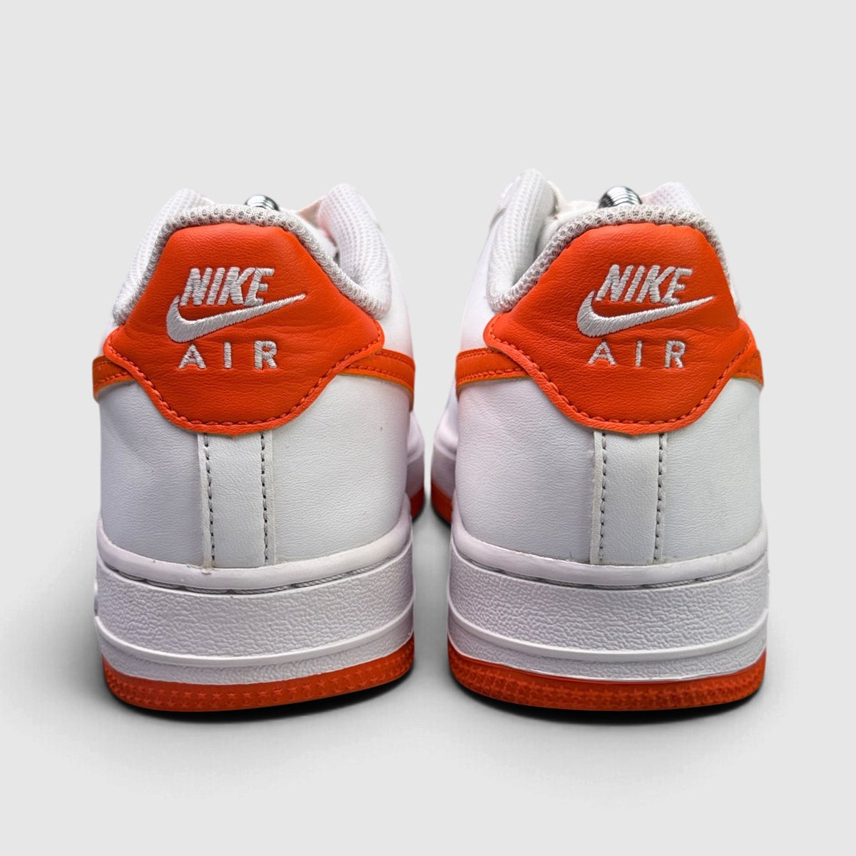 Nike Air Force 1 Low White Safety Orange, buty sportowe damskie w bardzo dobrym stanie rozmiar 38, widok z tyłu