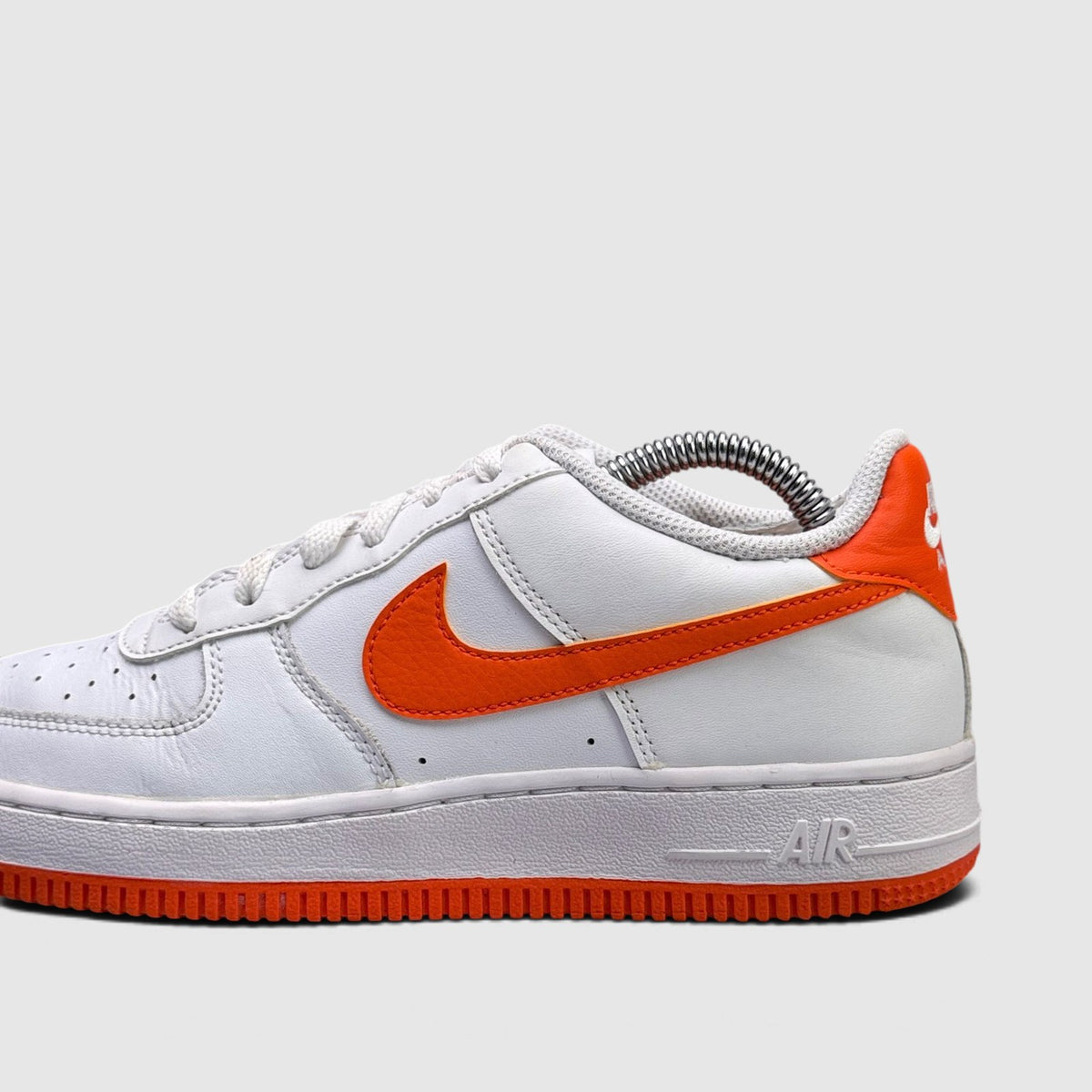 Nike Air Force 1 Low White Safety Orange, buty sportowe damskie w bardzo dobrym stanie rozmiar 38, boczny profil, prawa strona
