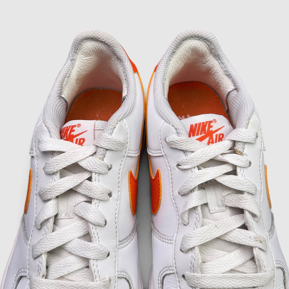 Nike Air Force 1 Low White Safety Orange, buty sportowe damskie w bardzo dobrym stanie rozmiar 38, widok z góry