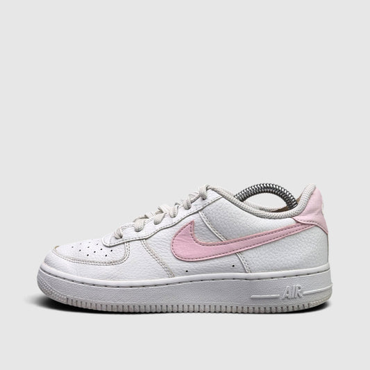 Nike Air Force 1 Low, buty sportowe damskie w bardzo dobrym stanie rozmiar 38, boczny profil, lewa strona