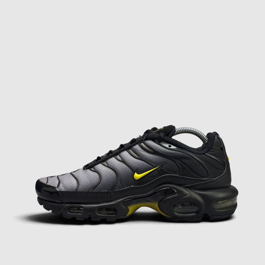 Nike Air Max Plus, buty sportowe męskie w bardzo dobrym stanie rozmiar 42, boczny profil, lewa strona