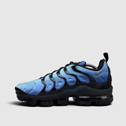 Nike Air Vapormax Plus Hyper Blue, buty sportowe męskie w bardzo dobrym stanie rozmiar 44.5, boczny profil, lewa strona