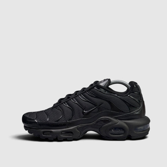 Nike Air Max Plus Triple Black, buty sportowe męskie w bardzo dobrym stanie rozmiar 42, boczny profil, lewa strona