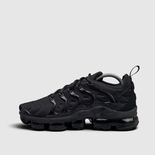 Nike Air VaporMax Plus Triple Black, buty sportowe męskie w bardzo dobrym stanie rozmiar 42.5, boczny profil, lewa strona