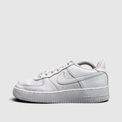 Nike Air Force 1 Low Triple White, buty sportowe damskie w bardzo dobrym stanie rozmiar 38.5, widok z boku