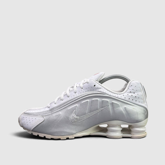 Nike Shox R4 Triple Black, buty sportowe męskie w bardzo dobrym stanie rozmiar 42, widok z boku