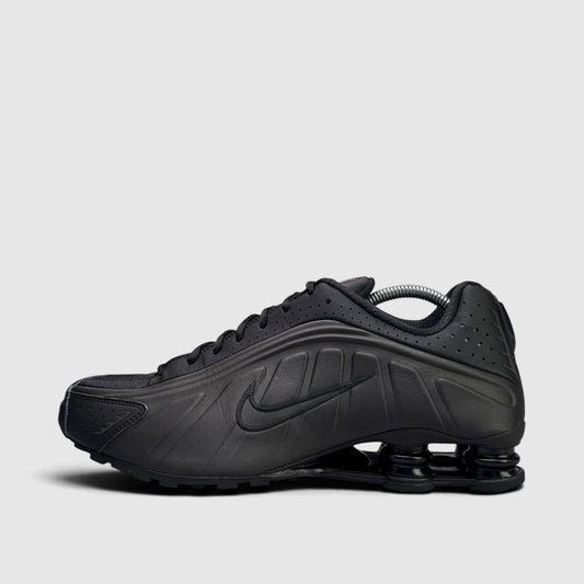 Nike Shox R4 Triple Black, buty sportowe męskie w bardzo dobrym stanie rozmiar 44.5, boczny profil, lewa strona