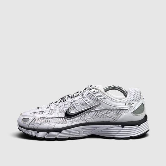 Nike P-6000 White Metallic Silver Black, buty sportowe damskie w bardzo dobrym stanie rozmiar 38.5, boczny profil, lewa strona