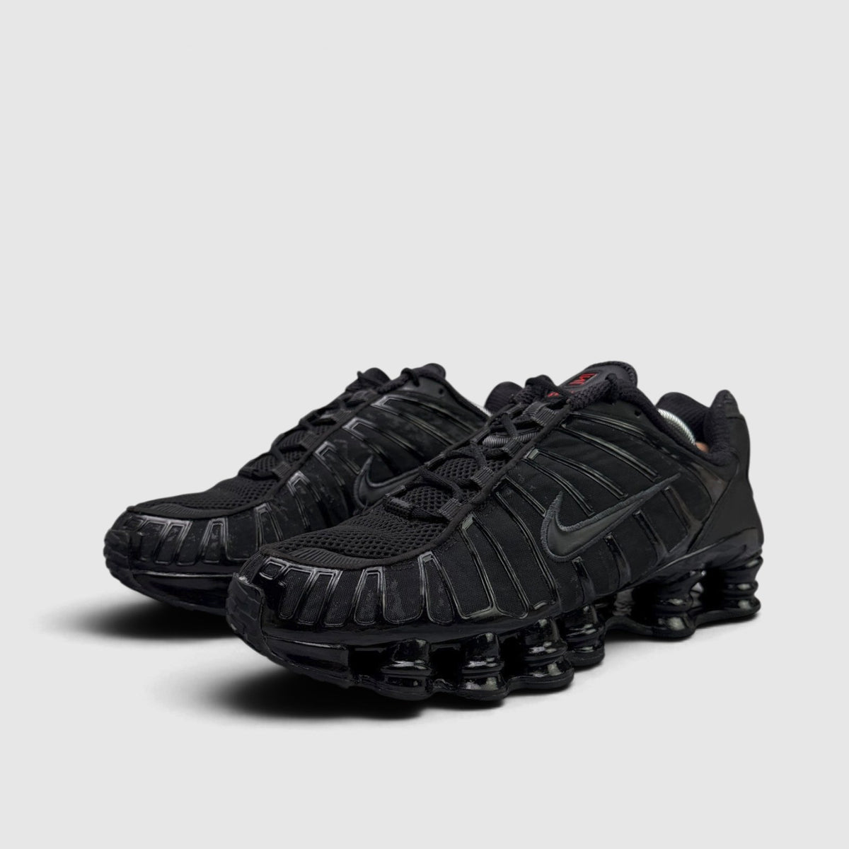 Nike Shox TL Triple Black, buty sportowe męskie w bardzo dobrym stanie rozmiar 44.5, widok z góry na zewnętrzną stronę butów