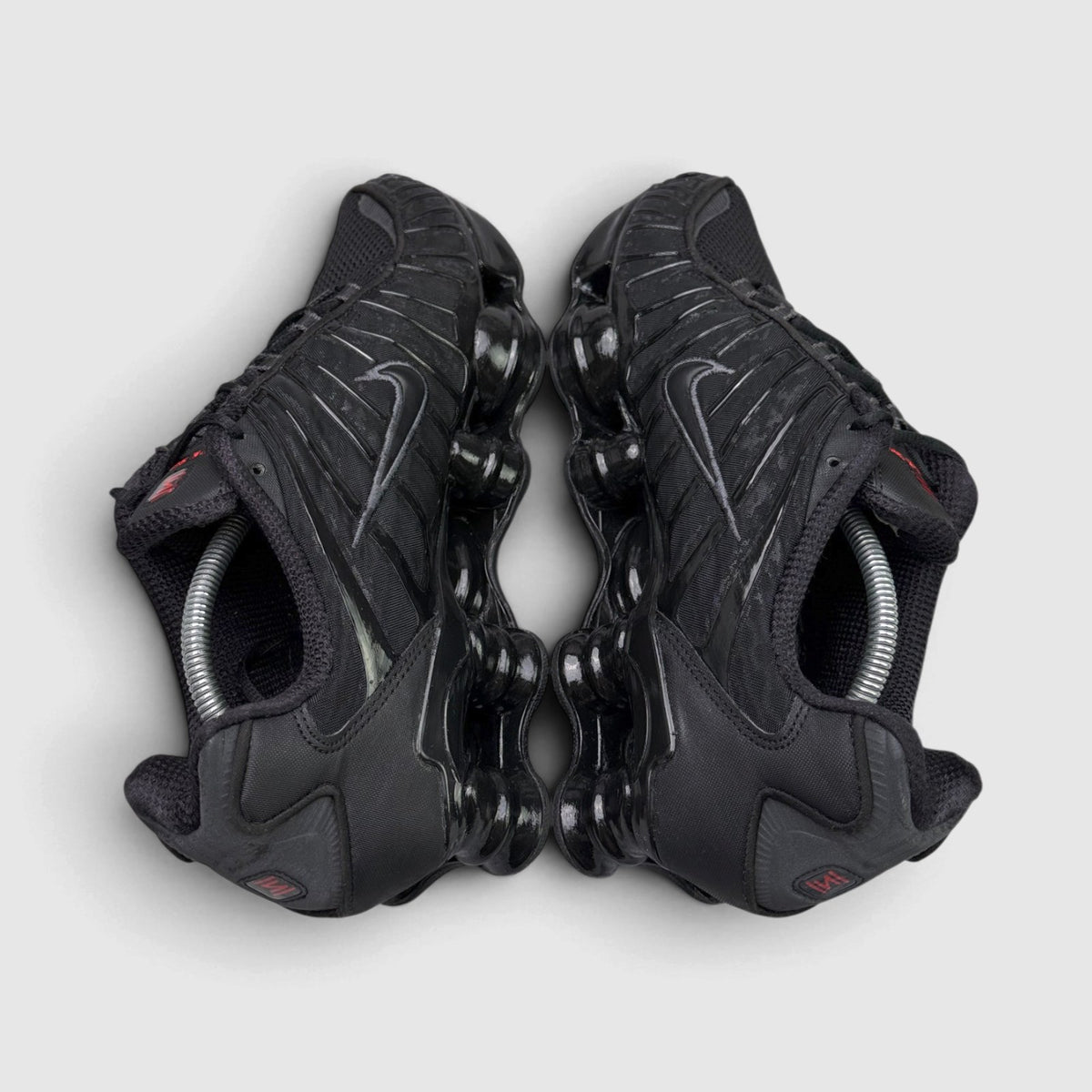 Nike Shox TL Triple Black, buty sportowe męskie w bardzo dobrym stanie rozmiar 44.5, widok z góry na wewnętrzną stronę butów