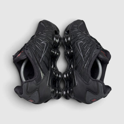 Nike Shox TL Triple Black, buty sportowe męskie w bardzo dobrym stanie rozmiar 44.5, widok z góry na wewnętrzną stronę butów