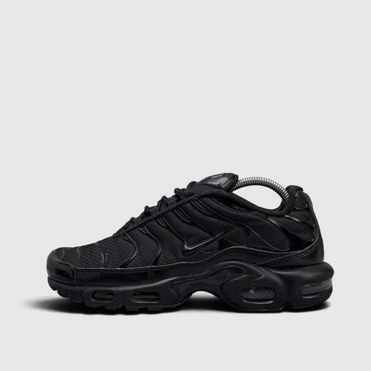 Nike Air Max Plus Triple Black, buty sportowe męskie w bardzo dobrym stanie rozmiar 42.5, boczny profil, lewa strona