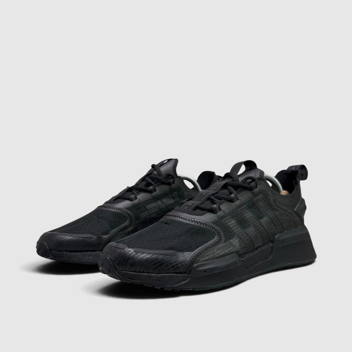 Adidas NMD V3 Triple Black, buty sportowe męskie w bardzo dobrym stanie rozmiar 44, boczny profil