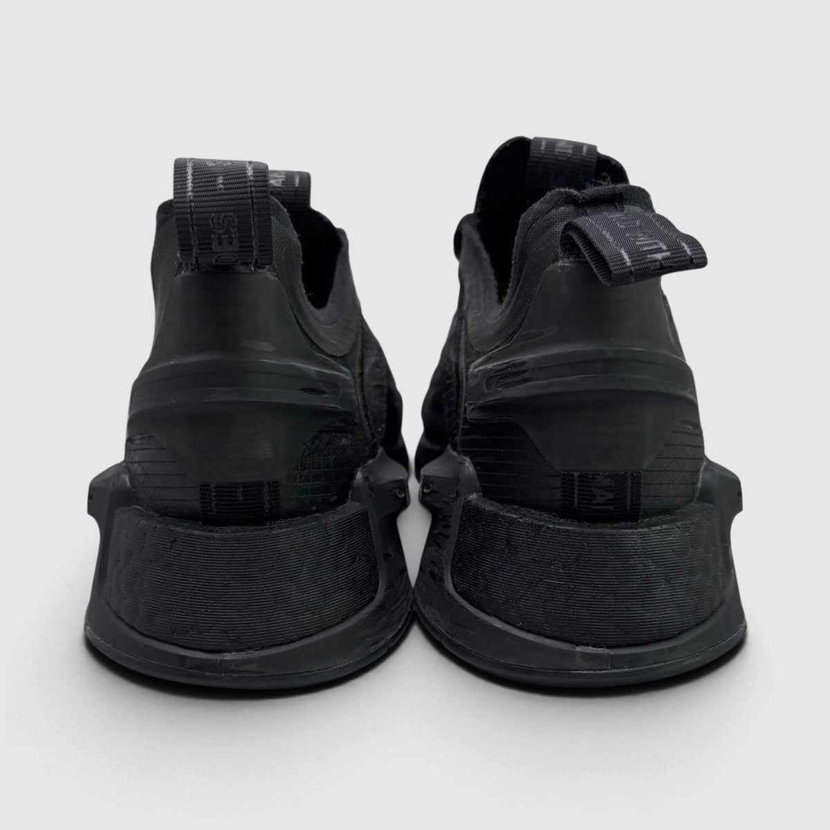 Adidas NMD V3 Triple Black, buty sportowe męskie w bardzo dobrym stanie rozmiar 44, widok z góry na zewnętrzną stronę butów