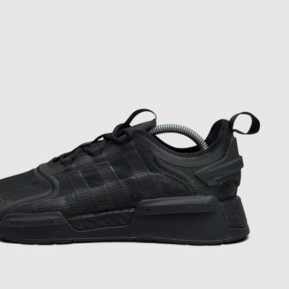 Adidas NMD V3 Triple Black, buty sportowe męskie w bardzo dobrym stanie rozmiar 44, zewnętrzny panel prawego buta