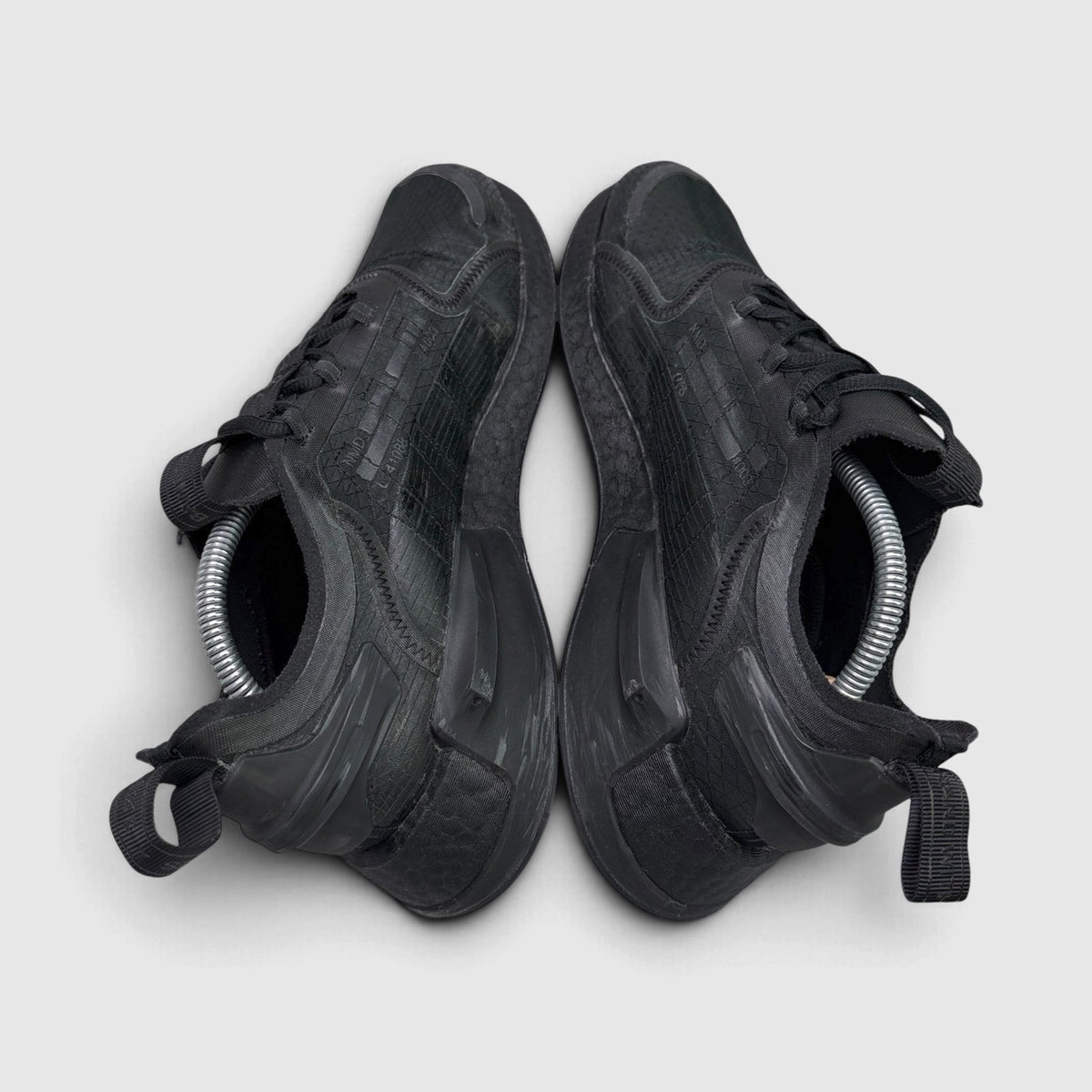 Adidas NMD V3 Triple Black, buty sportowe męskie w bardzo dobrym stanie rozmiar 44, zewnętrzny panel lewego buta