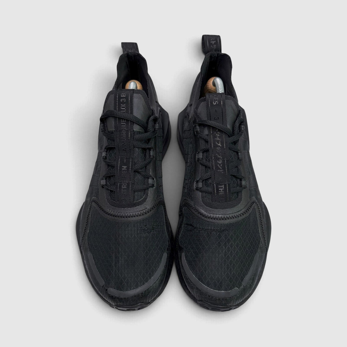 Adidas NMD V3 Triple Black, buty sportowe męskie w bardzo dobrym stanie rozmiar 44, widok z góry na wewnętrzną stronę butów
