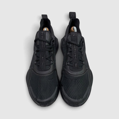 Adidas NMD V3 Triple Black, buty sportowe męskie w bardzo dobrym stanie rozmiar 44, widok z góry na wewnętrzną stronę butów