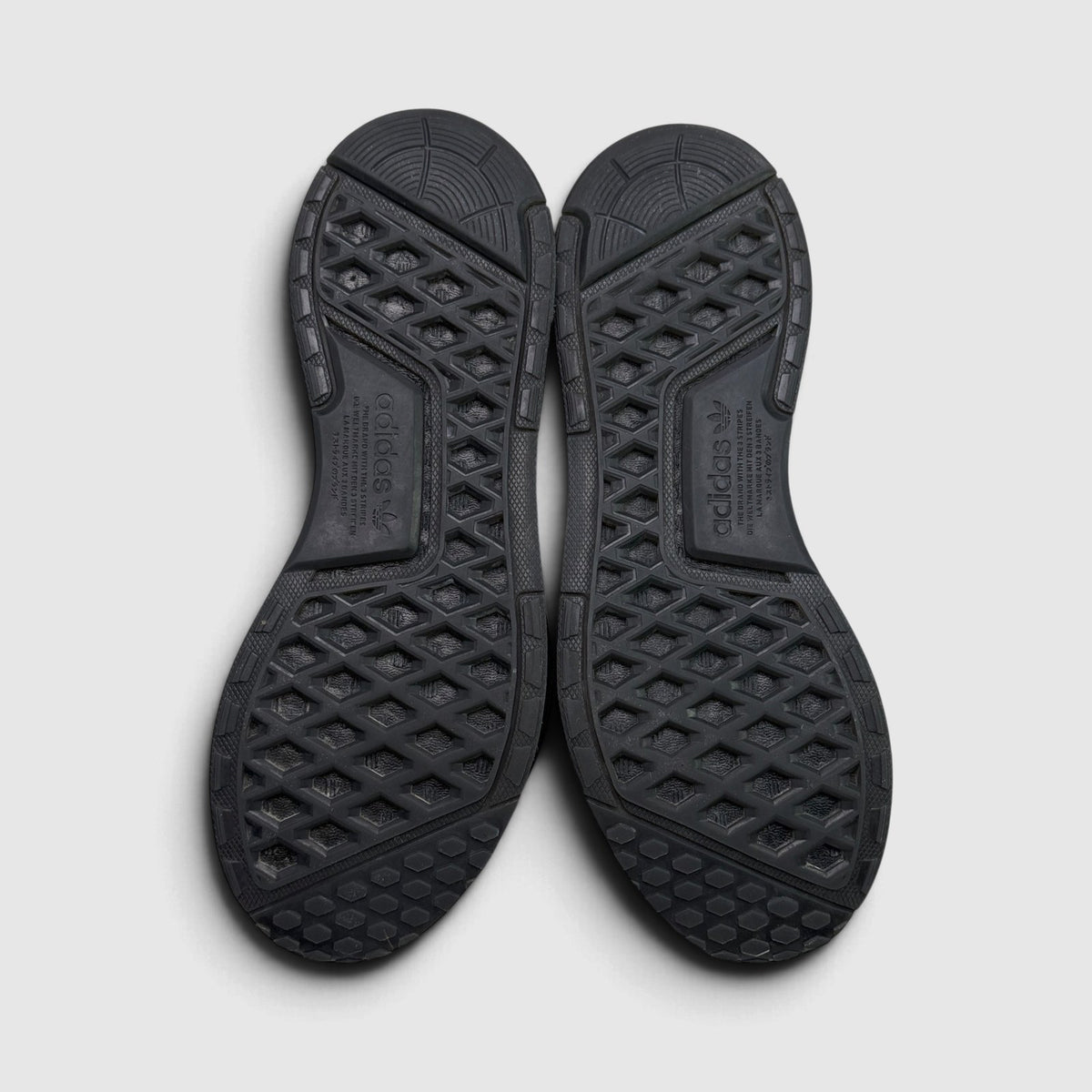 Adidas NMD V3 Triple Black, buty sportowe męskie w bardzo dobrym stanie rozmiar 44, wewnętrzny panel prawego buta