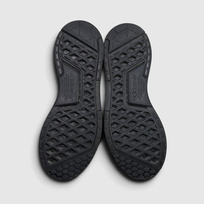 Adidas NMD V3 Triple Black, buty sportowe męskie w bardzo dobrym stanie rozmiar 44, wewnętrzny panel prawego buta