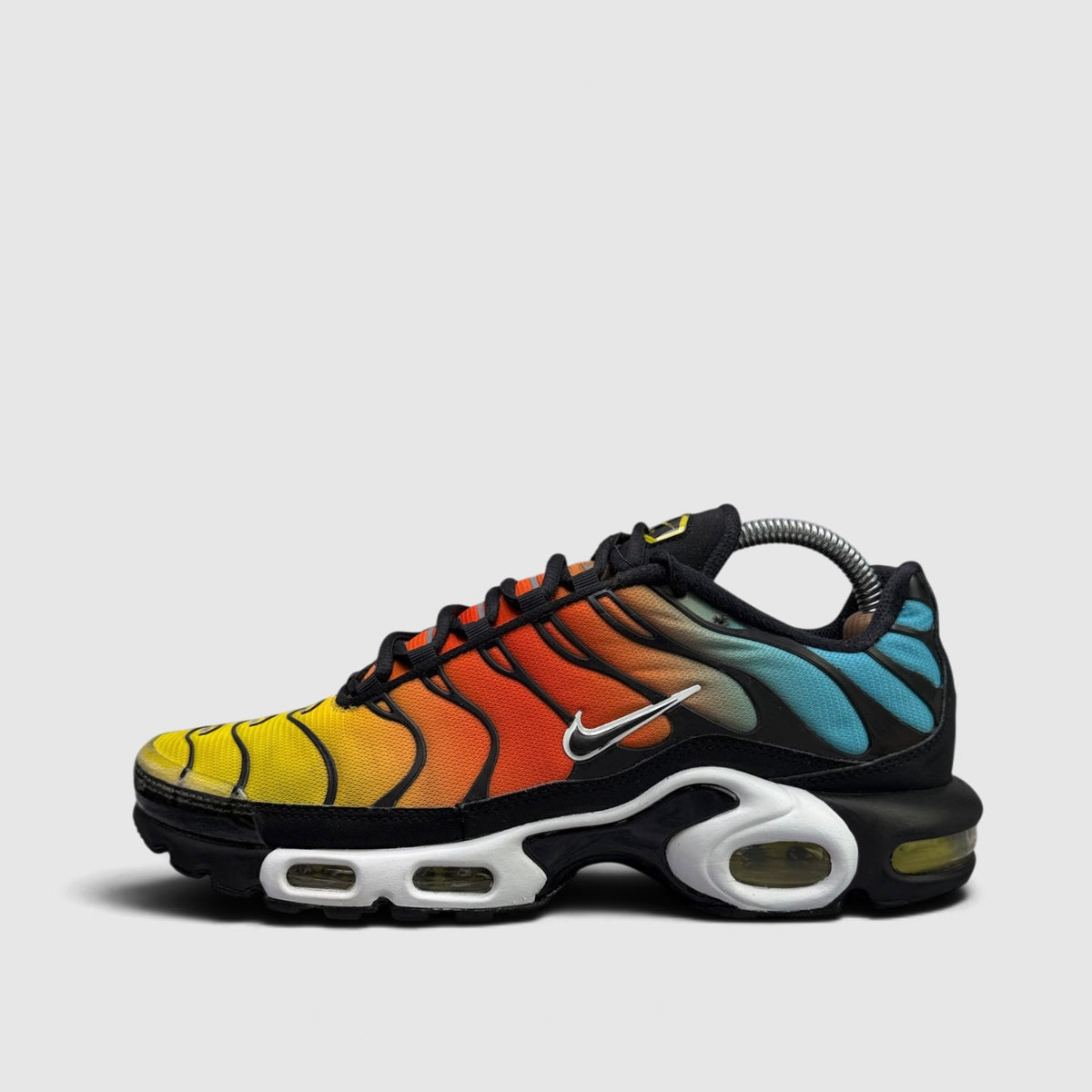 Nike Air Max Plus Baltic Blue / Safety Orange, buty sportowe męskie w bardzo dobrym stanie rozmiar 42, boczny profil, lewa strona