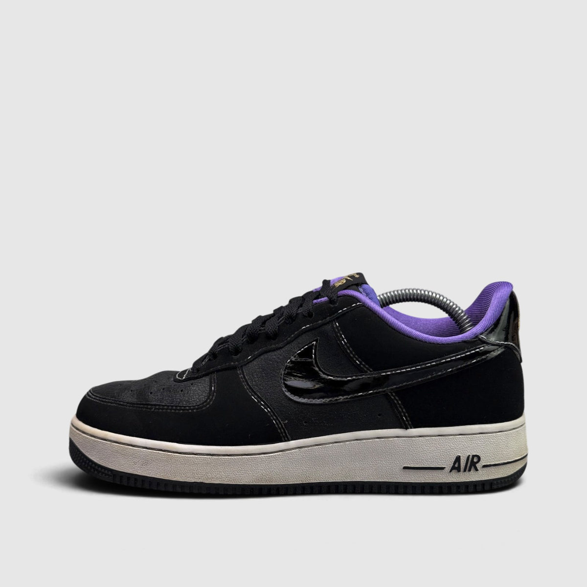 Nike Air Force 1 Low World Champ - Lakers, buty sportowe męskie w bardzo dobrym stanie rozmiar 42.5, boczny profil, lewa strona