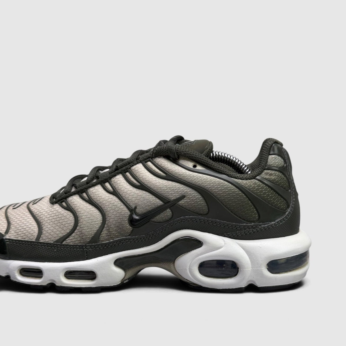 Nike Air Max Plus Sequoia Cargo Khaki, buty sportowe męskie w bardzo dobrym stanie rozmiar 41, boczny profil, prawa strona