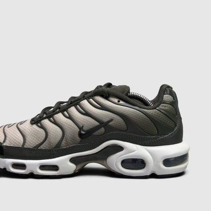 Nike Air Max Plus Sequoia Cargo Khaki, buty sportowe męskie w bardzo dobrym stanie rozmiar 41, boczny profil, prawa strona
