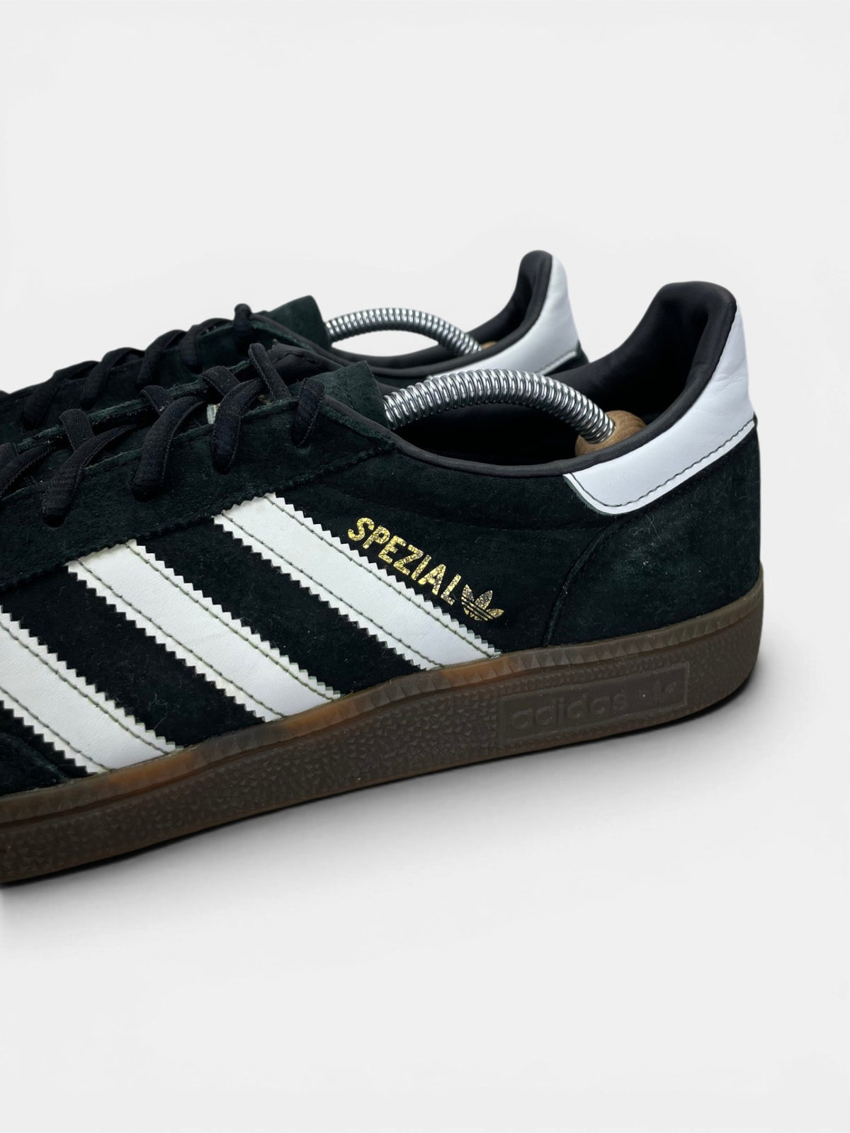 Adidas Handball Spezial Black Gum — buty sportowe męskie w bardzo dobrym stanie rozmiar 46 2/3, boczny profil, lewa strona