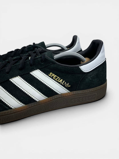 Adidas Handball Spezial Black Gum — buty sportowe męskie w bardzo dobrym stanie rozmiar 46 2/3, boczny profil, lewa strona