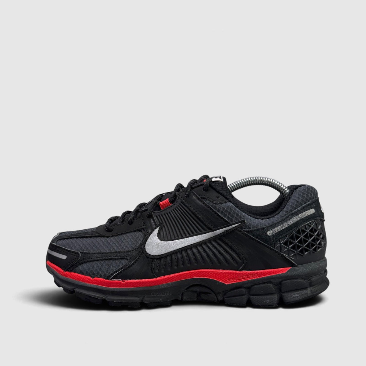 Nike Zoom Vomero 5 Bred, buty sportowe męskie w bardzo dobrym stanie rozmiar 42, boczny profil, lewa strona