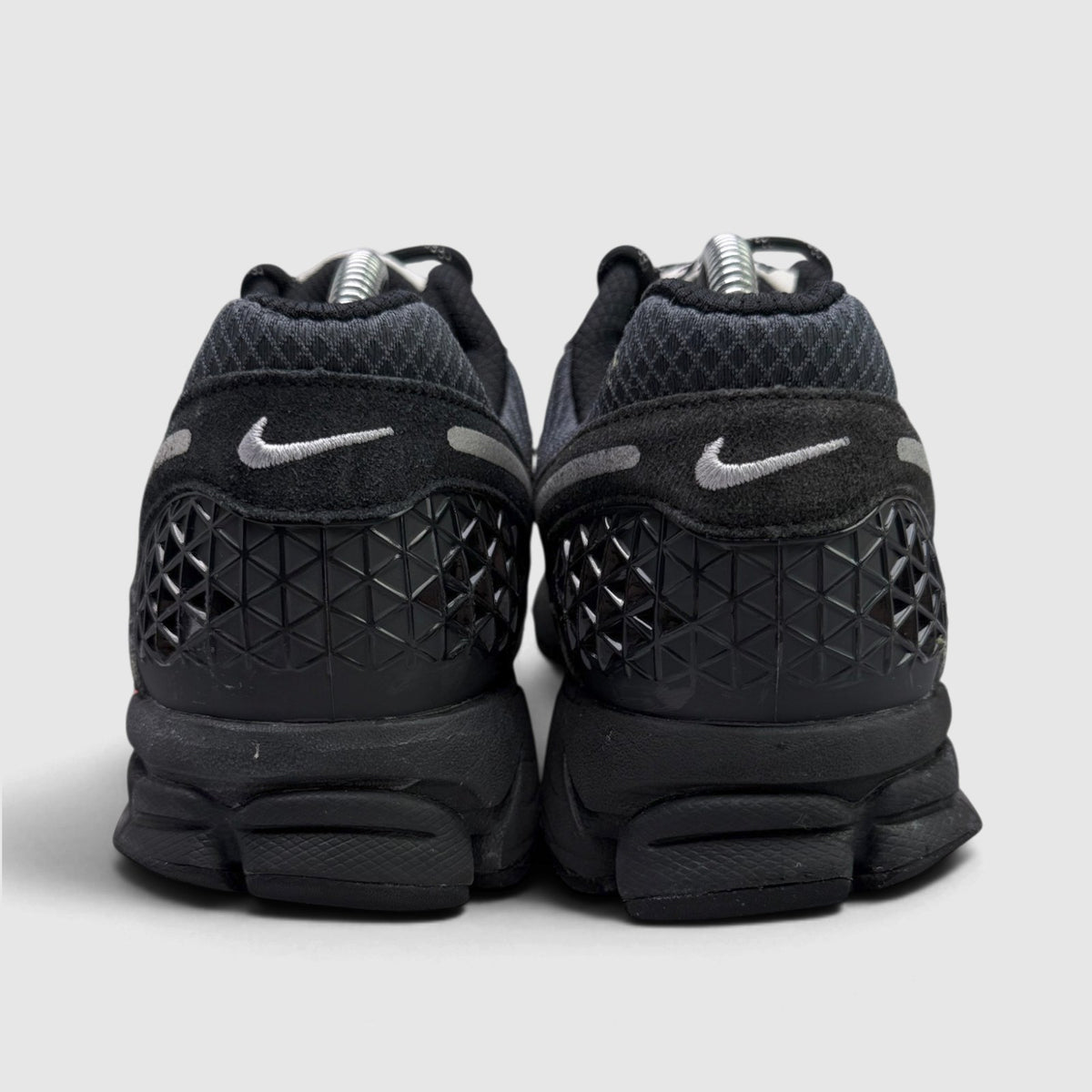Nike Zoom Vomero 5 Bred, buty sportowe męskie w bardzo dobrym stanie rozmiar 42, widok z tyłu