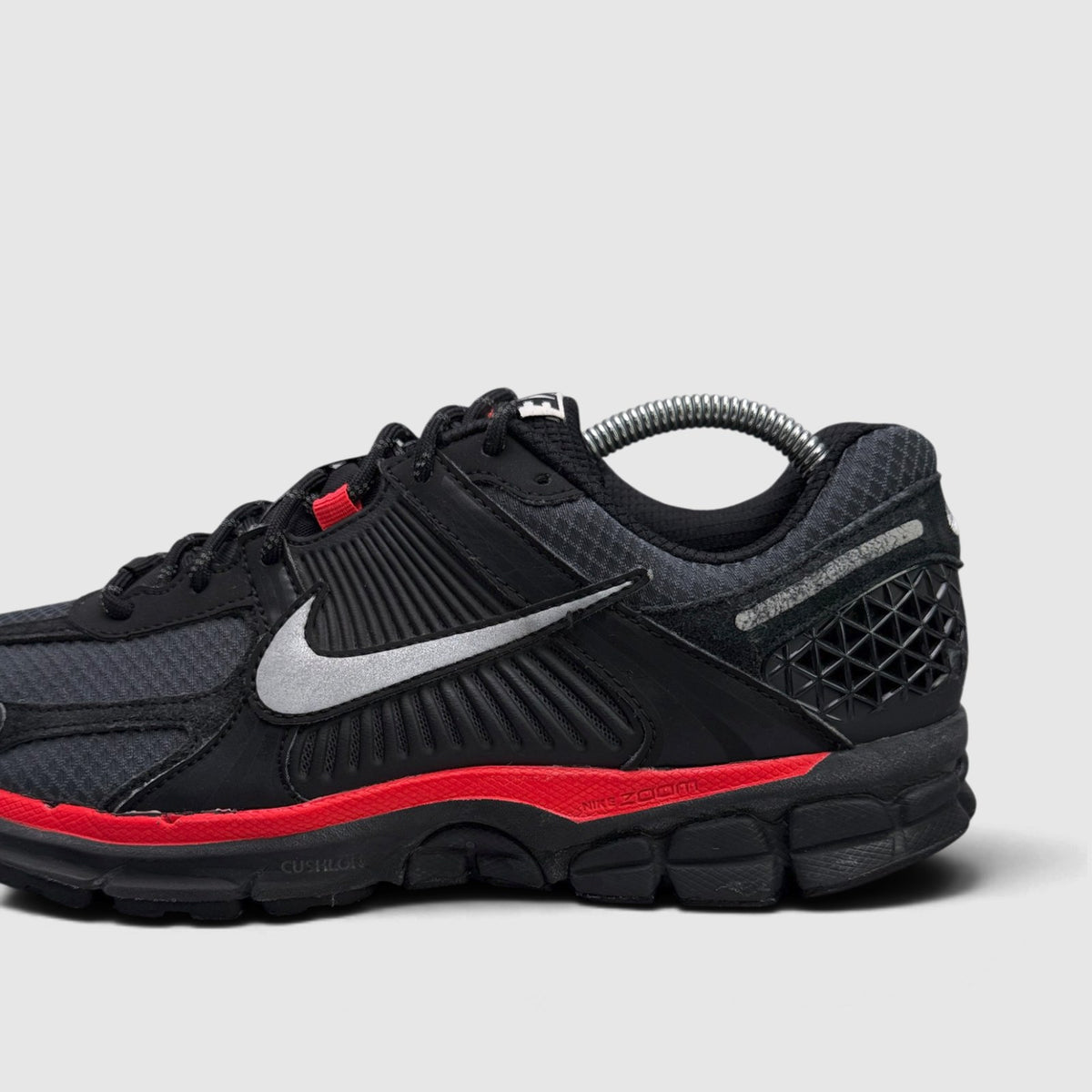 Nike Zoom Vomero 5 Bred, buty sportowe męskie w bardzo dobrym stanie rozmiar 42, boczny profil, lewa strona