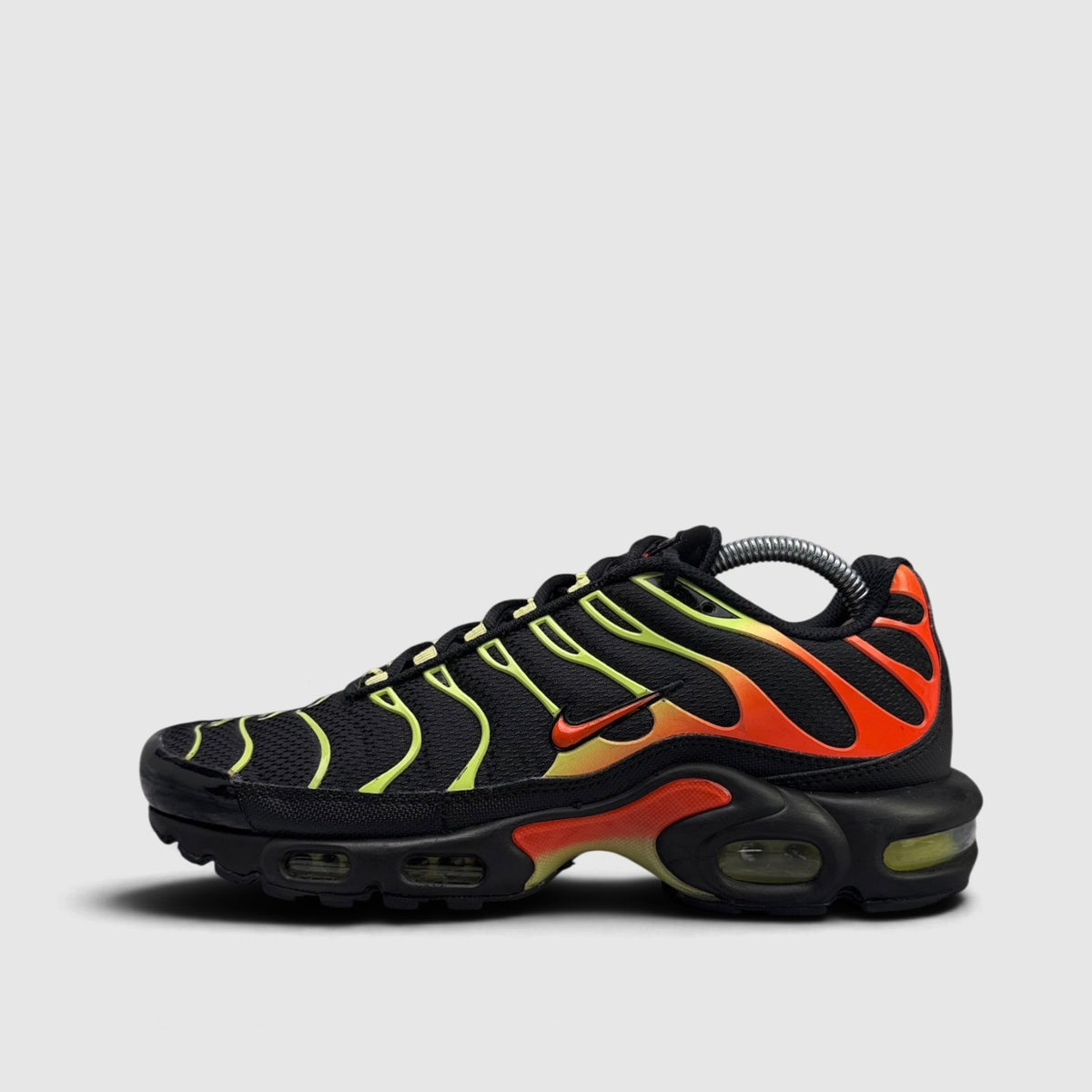 Nike Air Max Plus Sunrise, buty sportowe męskie w bardzo dobrym stanie rozmiar 42, boczny profil, lewa strona