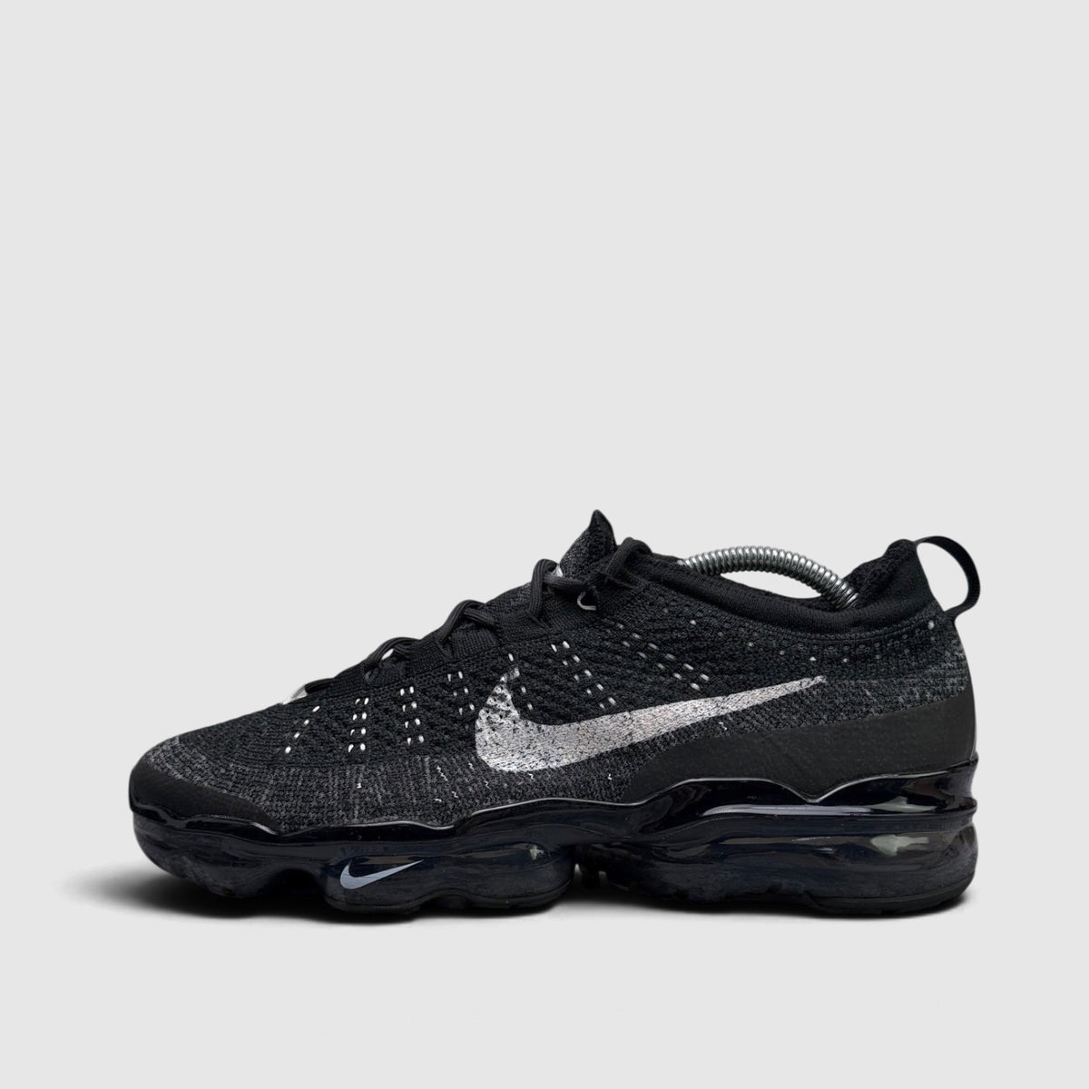Nike Air VaporMax 2023 Flyknit Oreo, buty sportowe męskie w bardzo dobrym stanie rozmiar 44, boczny profil, lewa strona