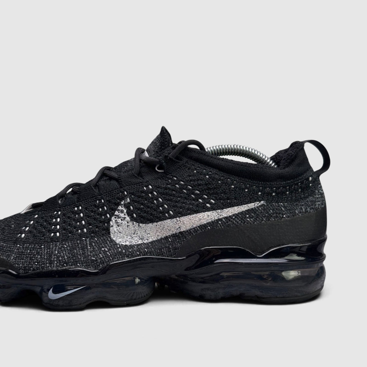 Nike Air VaporMax 2023 Flyknit Oreo, buty sportowe męskie w bardzo dobrym stanie rozmiar 44, boczny profil, prawa strona