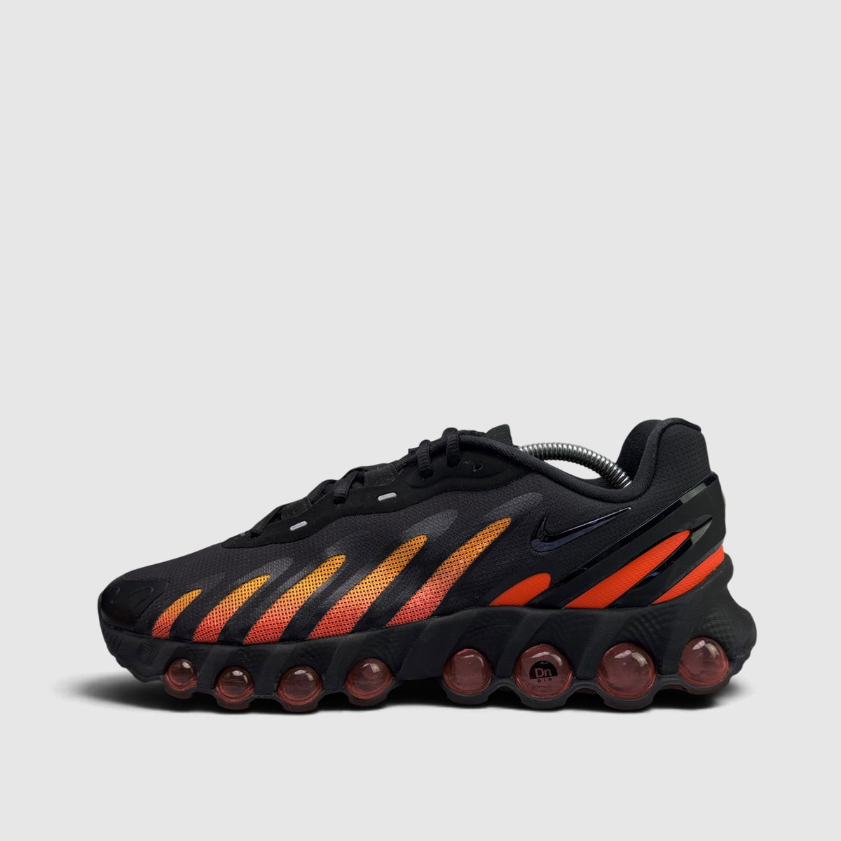 Nike Air Max Dn8 Laser Orange, buty sportowe męskie w bardzo dobrym stanie rozmiar 44, boczny profil, lewa strona