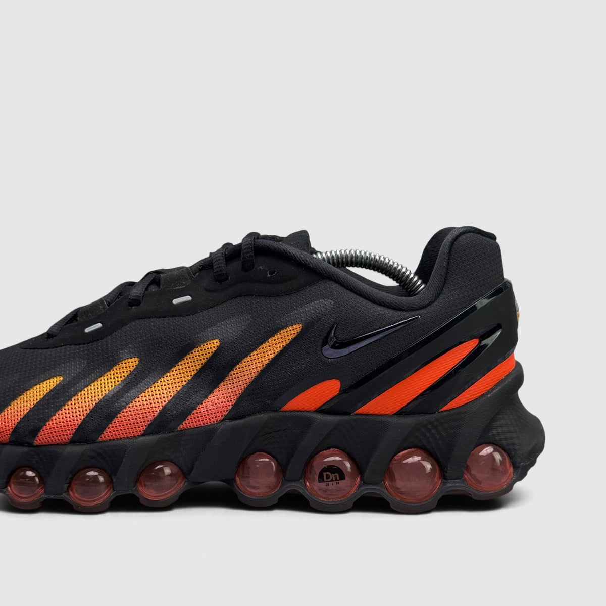 Nike Air Max Dn8 Laser Orange, buty sportowe męskie w bardzo dobrym stanie rozmiar 44, boczny profil, prawa strona