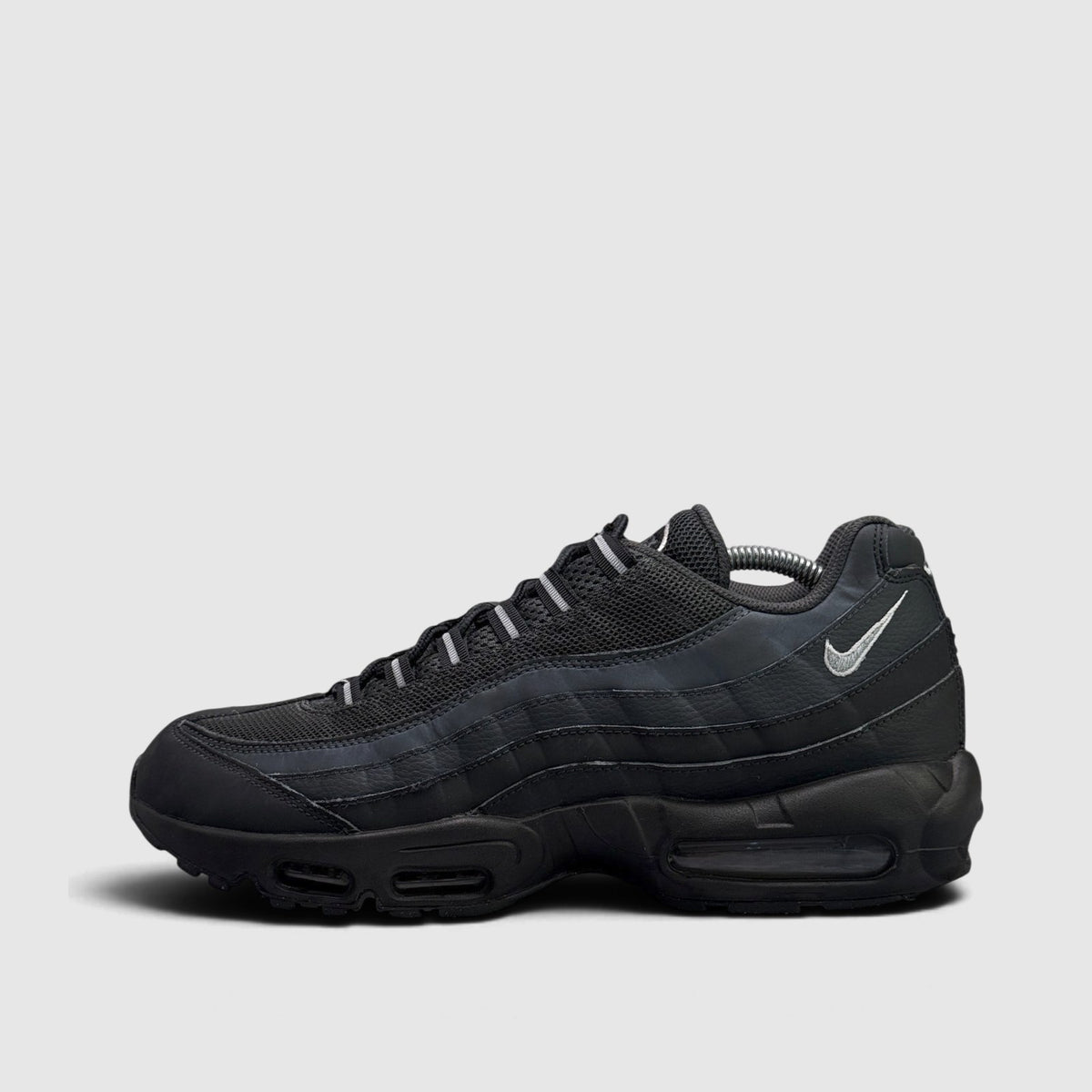 Nike Air Max 95, buty sportowe męskie w bardzo dobrym stanie rozmiar 45, boczny profil, lewa strona